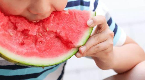 吃瓜导致肚子疼,揭秘夏日消暑美食的“副作用”