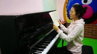 钢琴老师吃瓜视频,吃瓜视频引发网友热议