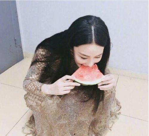 秋叶吃瓜裙qq,揭秘网络红人的时尚魅力