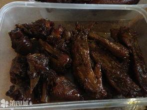 美女吃卤菜茭瓜,美女品尝卤菜茭瓜,舌尖上的风情体验